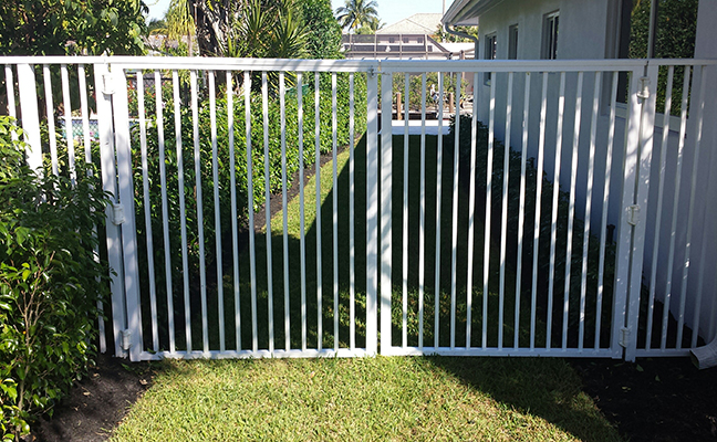 aluminum fencing and gate on side of home in south florida